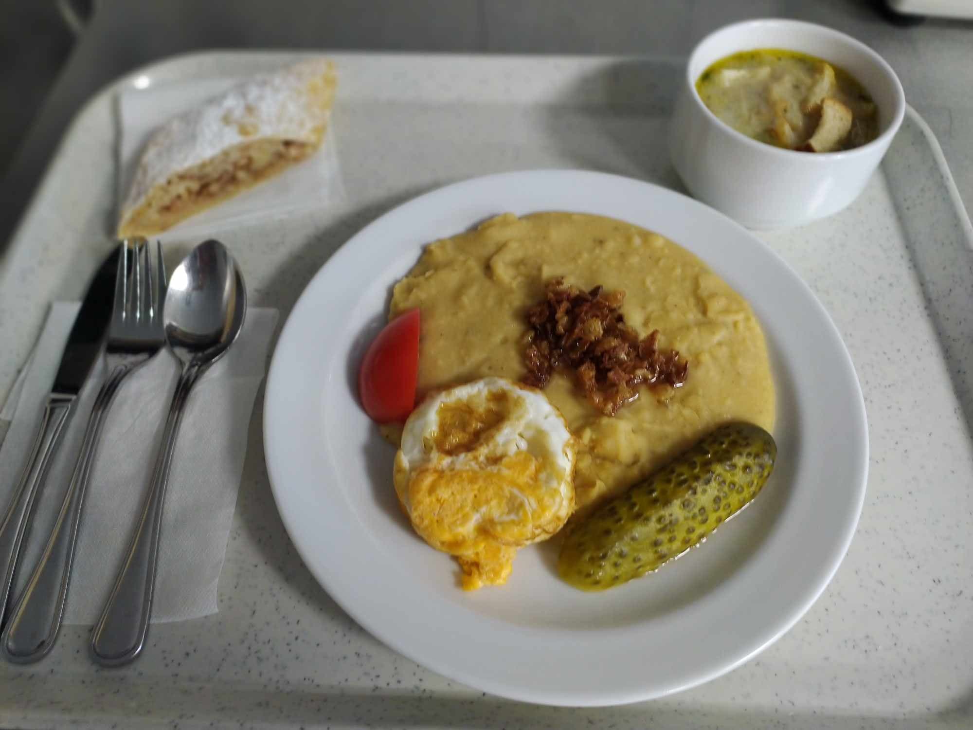 Hrachová kaše s vejcem a okurkou