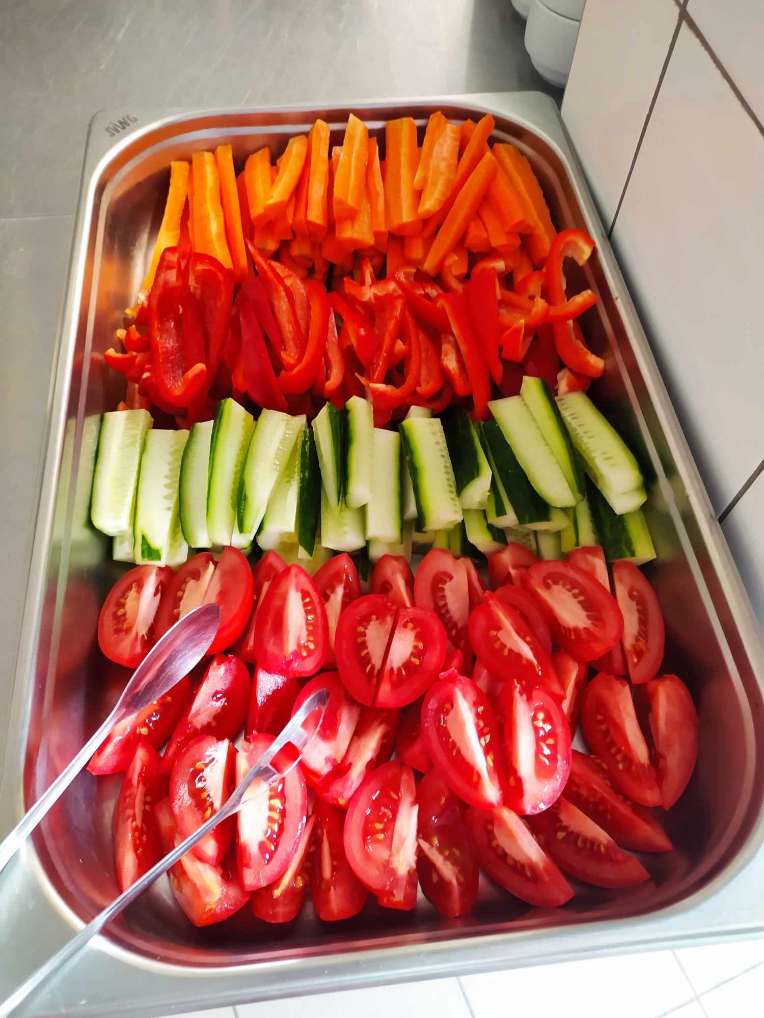 Čerstvá zelenina připravena ve školní jídelně