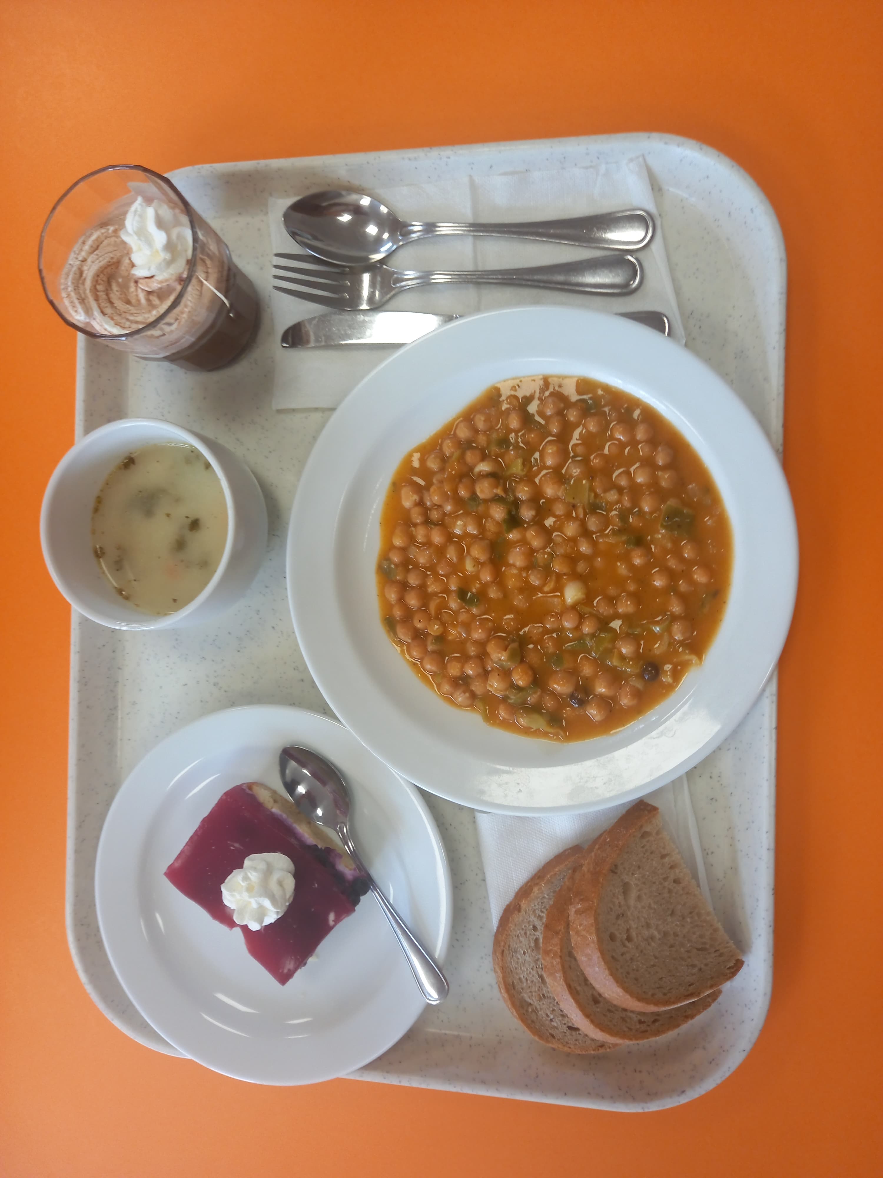 Čočková polévka s chlebem