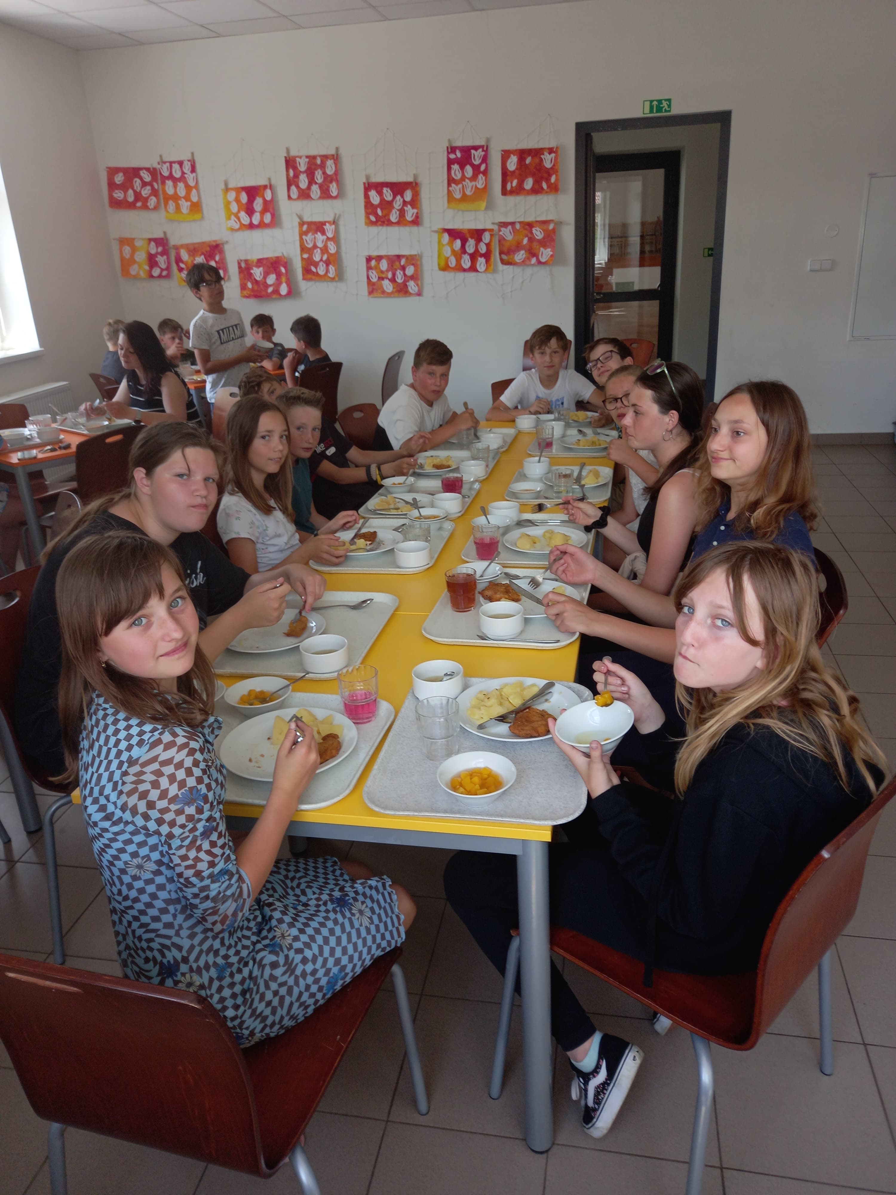 Děti při obědě ve školní jídelně