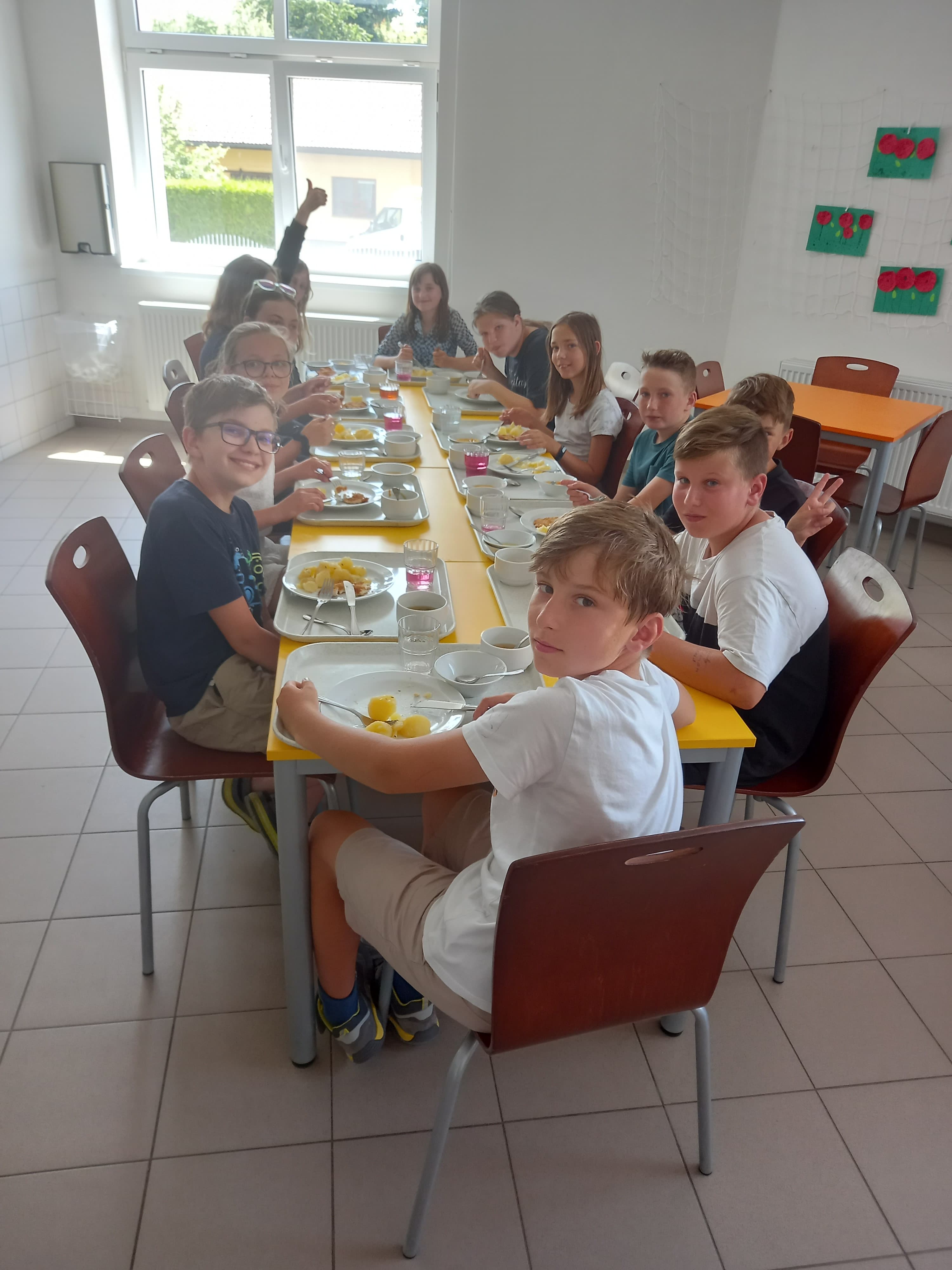 Děti při obědě ve školní jídelně