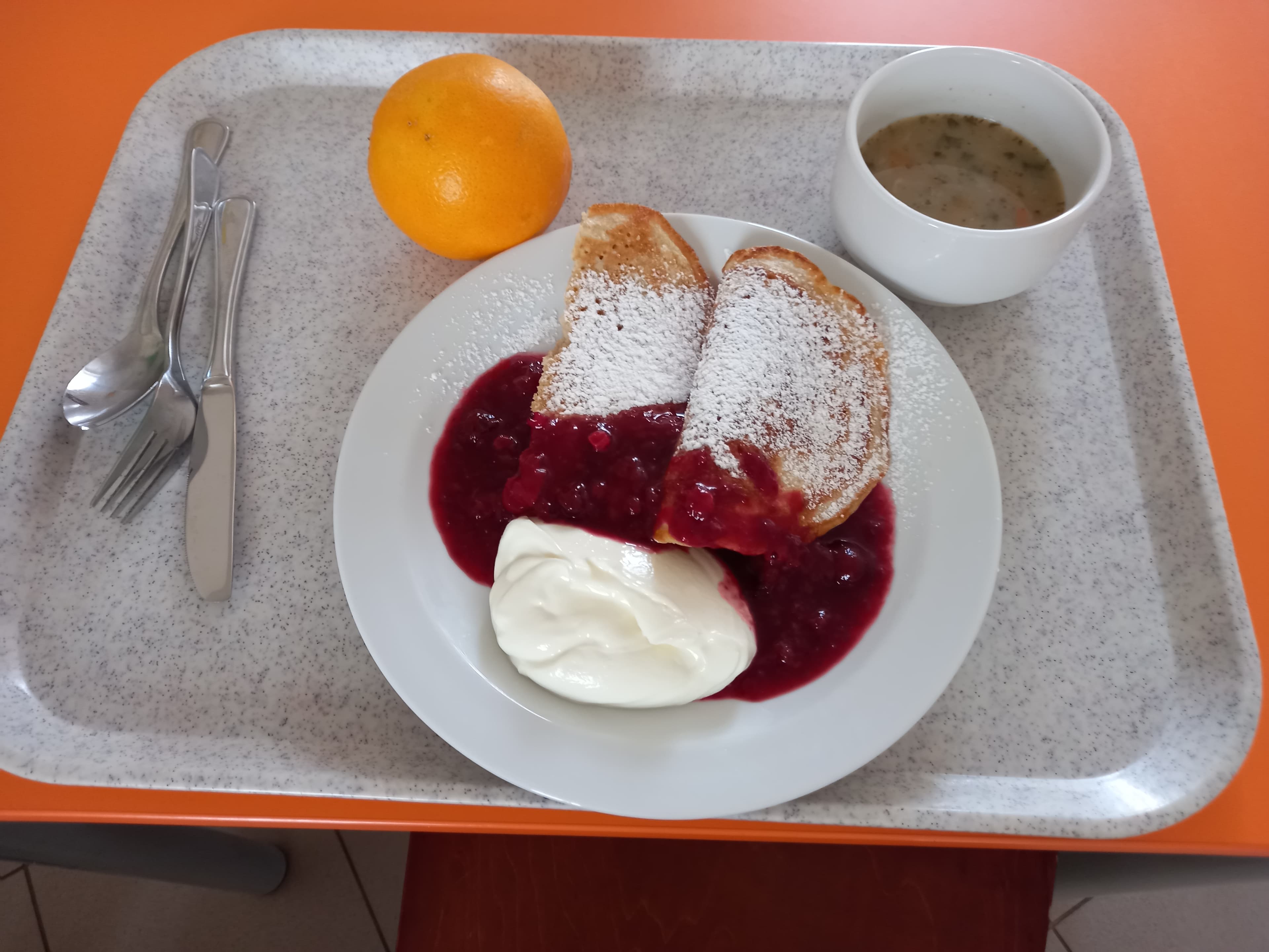 Palačiny se šlehačkou a ovocem