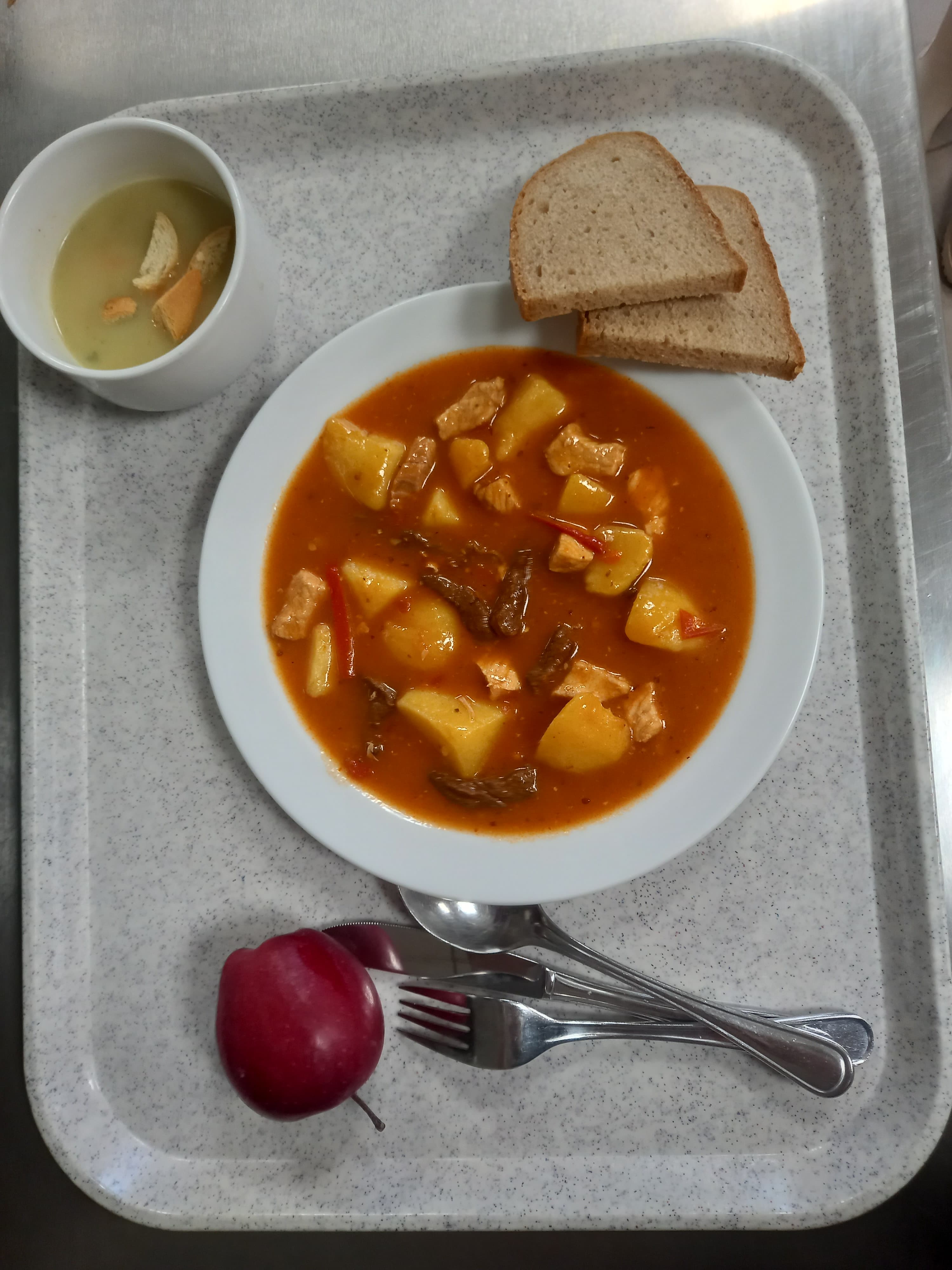 Zdravý guláš s chlebem