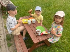 Děti z mateřské školy na školní zahradě