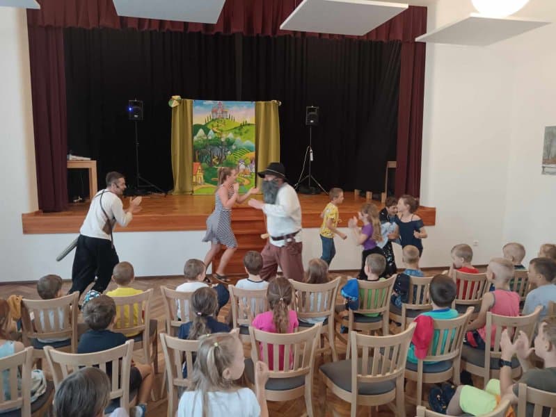 Třída v MŠ Lužany - hudební představení