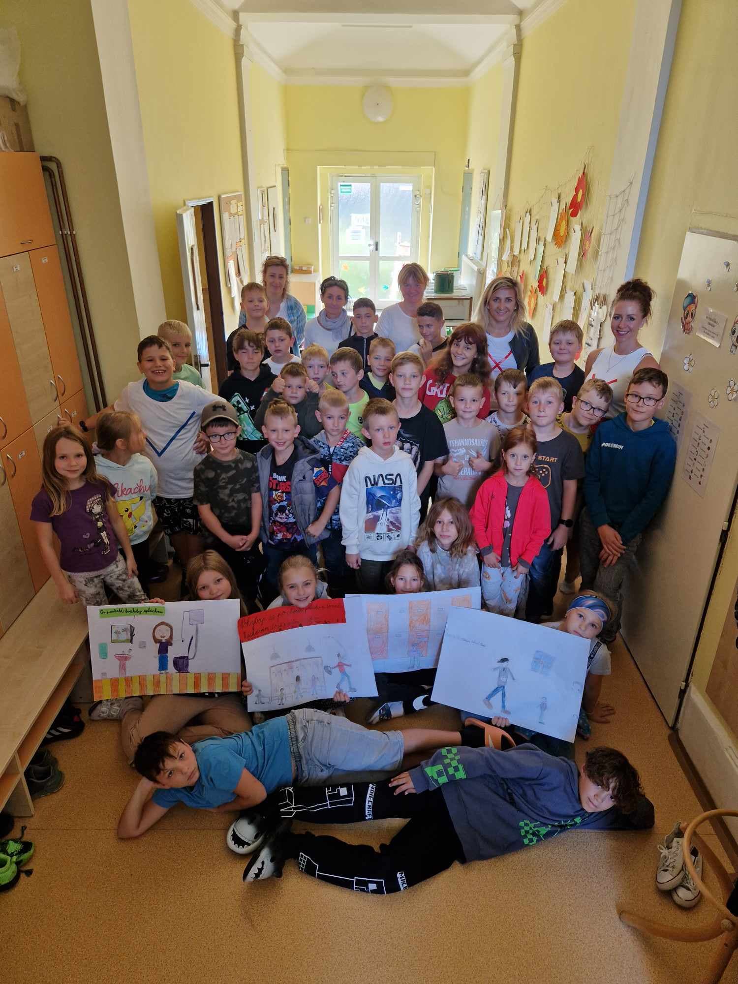 Budova základní školy Lužany