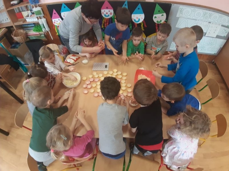 „Pečení“ rafaelo kuliček a masopustní průvod 2020 - Image 17