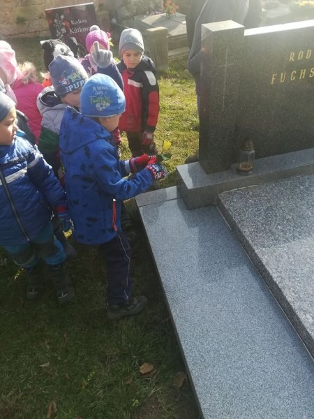 Návštěva místního hřbitova 1.11.2019 - Image 8